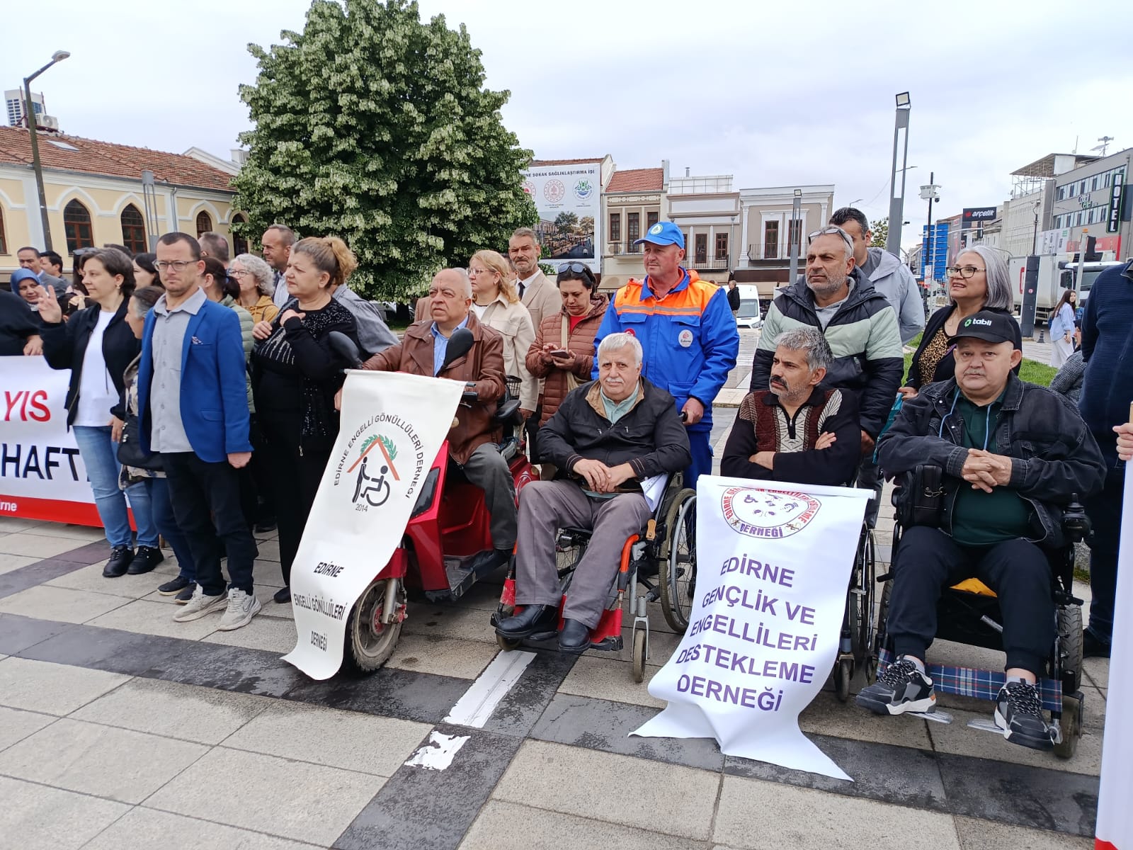 Edirne'de 10-16 Mayıs Engelliler Haftası kapsamında, Aile ve Sosyal Hizmetler İl Müdürlüğü ile kentte faaliyet gösteren engelli sivil toplum kuruluşlarının katılımıyla Atatürk Anıtı'nda çelenk sunma töreni gerçekleştirildi.